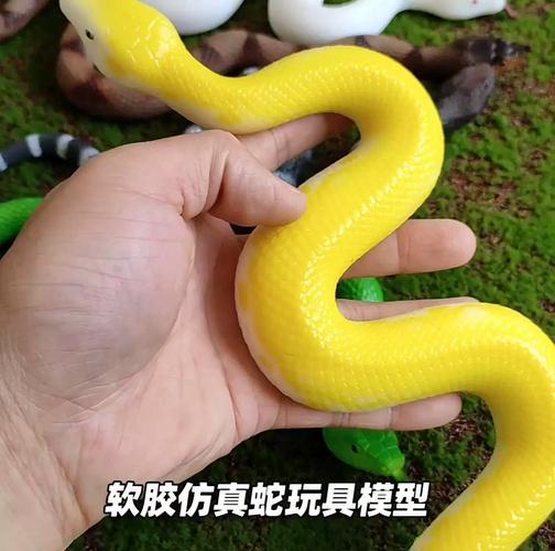 被闺蜜追着问链接的软胶眼镜蛇，盘在键盘上像活的一样——关于“养殖眼镜蛇”的一场小乌龙